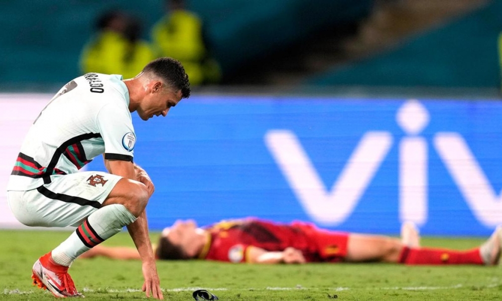 Ronaldo gục xuống sân buồn bã ngay khi nhận thất bại. (Nguồn: AP)