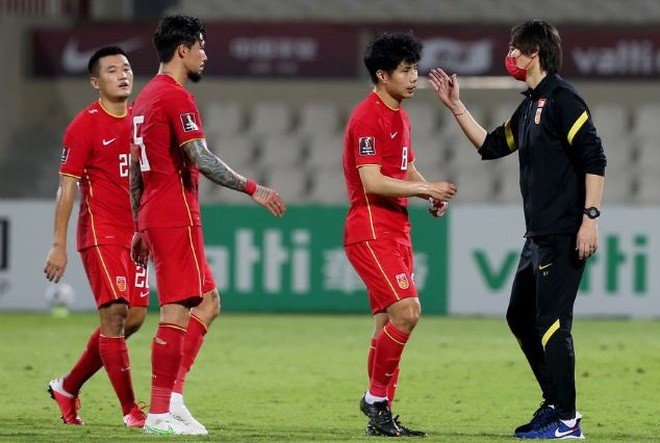 Các tuyển thủ Trung Quốc lo lắng bị quá tải. Thậm chí, họ còn sợ bị đột tử ngay trên sân. (Nguồn: Dân trí)