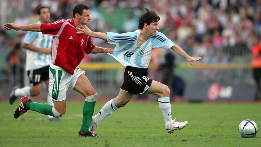 Tháng 8/2005: Ra mắt quốc tế  Messi ra mắt với đội tuyển Argentina trong trận giao hữu với Hungary ở tuổi 18, vào sân ở phút 63 nhưng đã nhận thẻ đỏ và bị đuổi khỏi sân chỉ hai phút sau đó vì hành vi đánh cùi chỏ vào hậu vệ Vilmos Vanczak.(Nguồn:  Reuters)