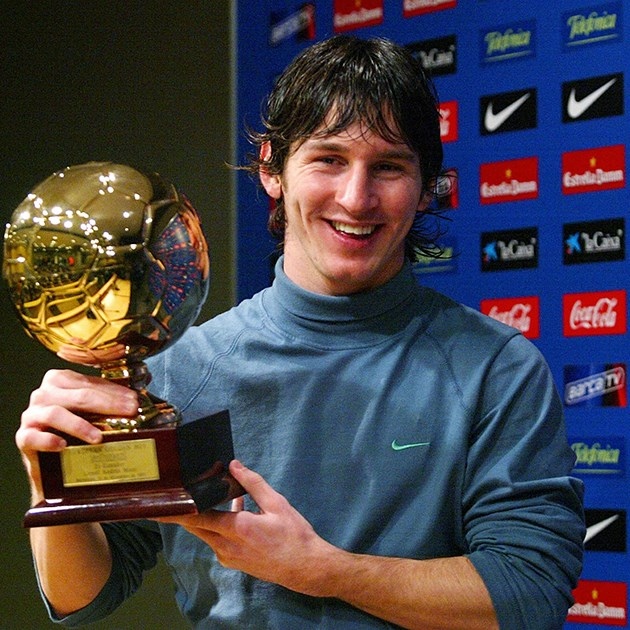 Xem hình ảnh Lionel Messi trẻ trung, đẹp trai như soái ca với đôi mắt sáng lấp lánh và nụ cười duyên dáng sẽ khiến bạn ngất ngây. Không thể bỏ lỡ cơ hội tái ngộ với kỷ nguyên Messi thời trẻ!