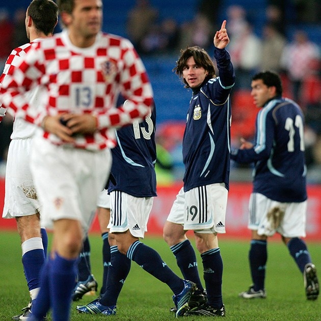 Tháng 3/2006: Mục tiêu quốc tế đầu tiên  Sau chặng khởi đầu khó khăn trong sự nghiệp quốc tế của mình, Messi đã ghi bàn thắng đầu tiên cho Argentina bằng một pha đi bóng và dứt điểm chân trái trong trận giao hữu với Croatia. (Nguồn: Shutterstock)