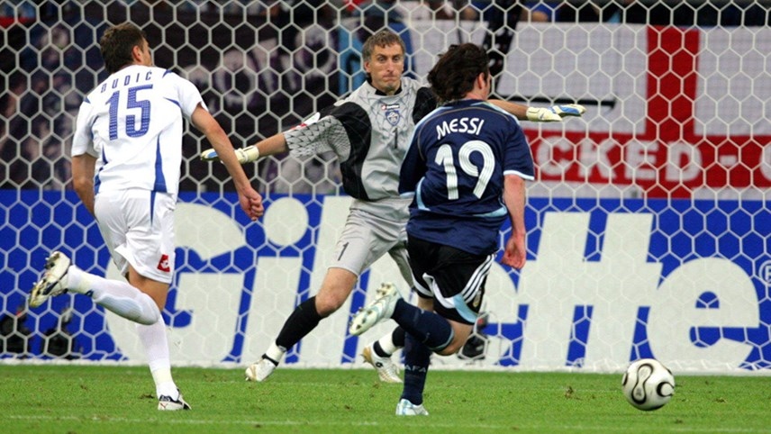 Tháng 6/2006: Ra mắt World Cup. Vào sân ở phút 74 trong trận đấu với Serbia và Montenegro, Messi trở thành cầu thủ trẻ nhất từng đại diện cho Argentina tại World Cup. Anh ghi bàn thắng cuối cùng trong chiến thắng 6-0, trở thành cầu thủ ghi bàn trẻ nhất tại giải đấu và là cầu thủ ghi bàn trẻ thứ sáu trong lịch sử giải đấu. Tuy nhiên, chủ nhà Đức đã loại Argentina khỏi giải ở trận tứ kết. (Nguồn:EPA/Shutterstock)