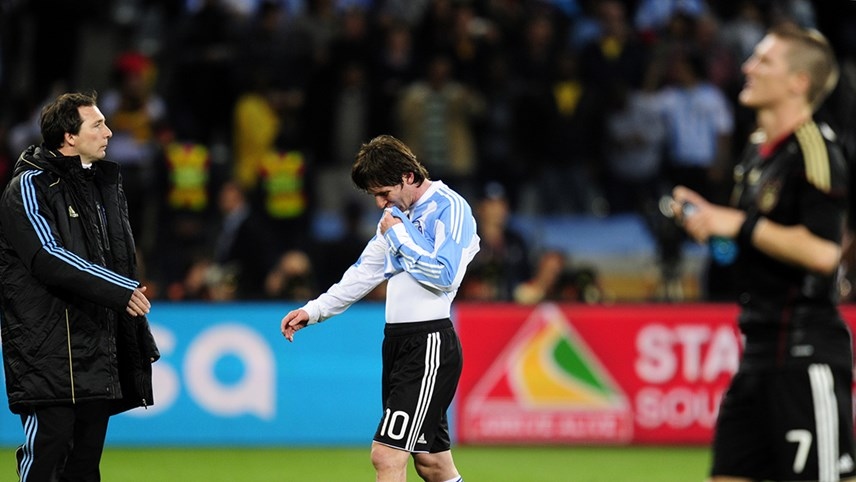 Tháng 7/2010: World Cup buồn. World Cup 2006, Đức đánh bại Argentina ở tứ kết năm 2010, lần này với tỷ số cách biệt 4-0. Messi vẫn có tên trong Đội hình tiêu biểu, dù huấn luyện viên và huyền thoại Argentina Diego Maradona bị sa thải sau World Cup.