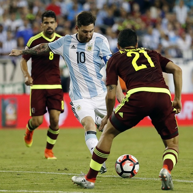 Tháng 6/2016: Mùa Copa America thất bại  Bàn thắng của Messi ở tứ kết Copa America Centenario giúp anh trở thành tay săn bàn thắng hàng đầu mọi thời đại của Argentina, với 54 bàn. Tuy nhiên, sau khi thua trận chung kết Copa America trước Chile năm trước, trận đấu năm 2016 cũng kết thúc theo cách tương tự. Messi chính thức tuyên bố giải nghệ quốc tế.