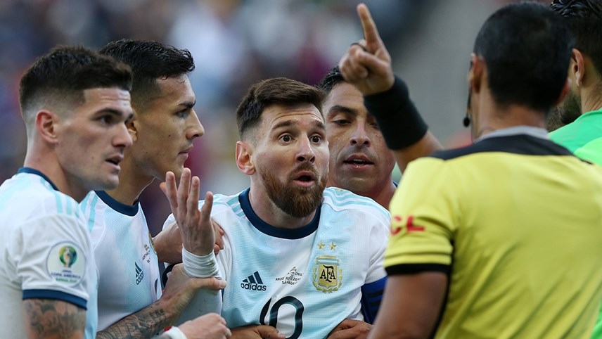 Tháng 8/2019: Bị cấm thi đấu  Sau một kỳ World Cup 2018 đáng quên và Argentina về thứ ba ở mùa Copa America năm sau. Tuy nhiên, Messi lại bị đuổi khỏi sân ở phút thứ 37 của trận đấu tranh hạng ba. Anh ấy đổ lỗi cho việc bị sa thải vì những lời chỉ trích trước đó về sân và trọng tài của giải đấu. Messi từ chối nhận huy chương hạng ba của mình và nhận án phạt cấm thi đấu quốc tế ba tháng cũng như khoản tiền phạt 50.000 đô la.