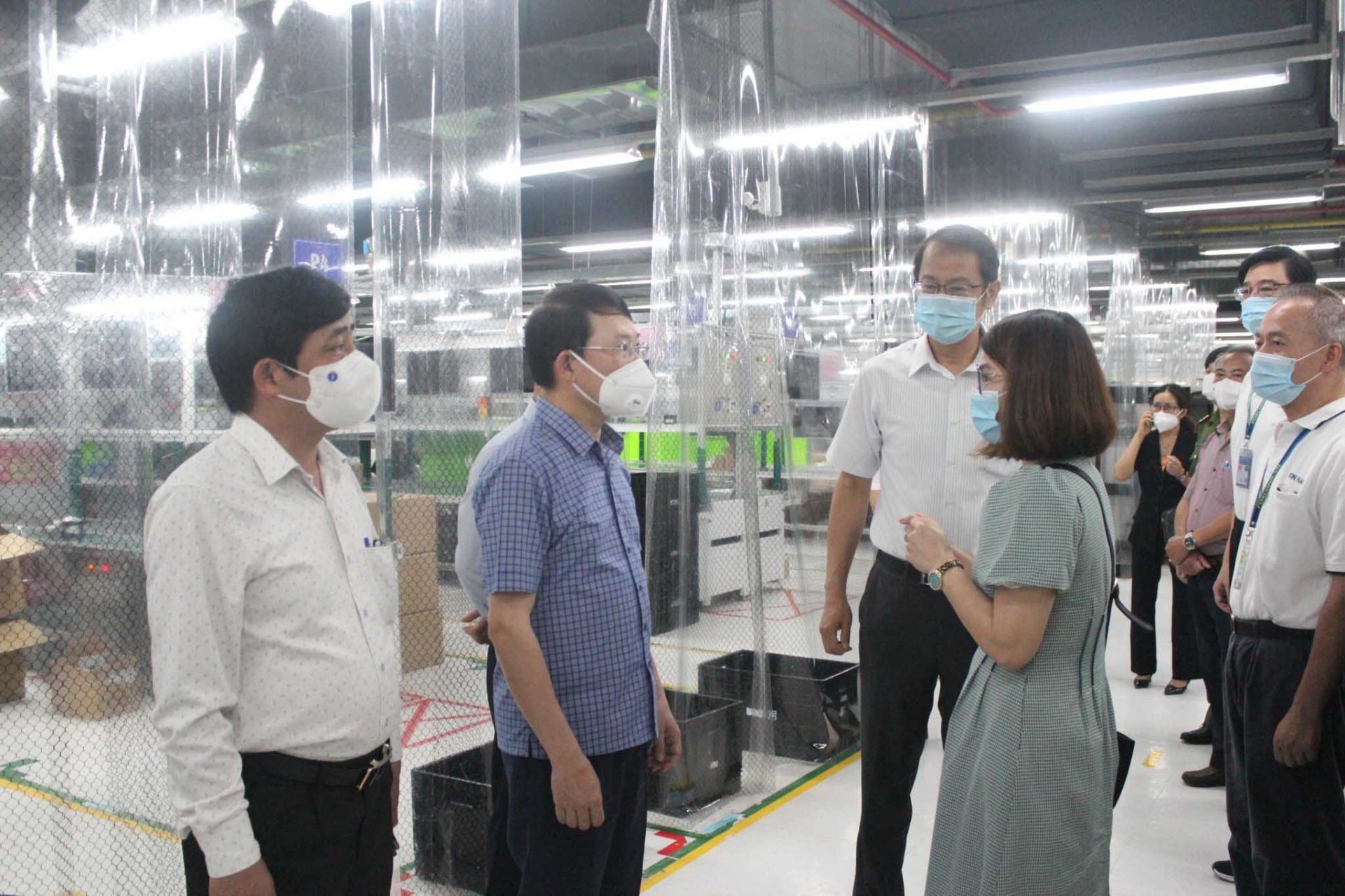 Đoàn công tác kiểm tra công tác phòng chống dịch tại Công ty TNHH Fuhong precision component (Ảnh Hải Minh, Báo Bắc Giang)