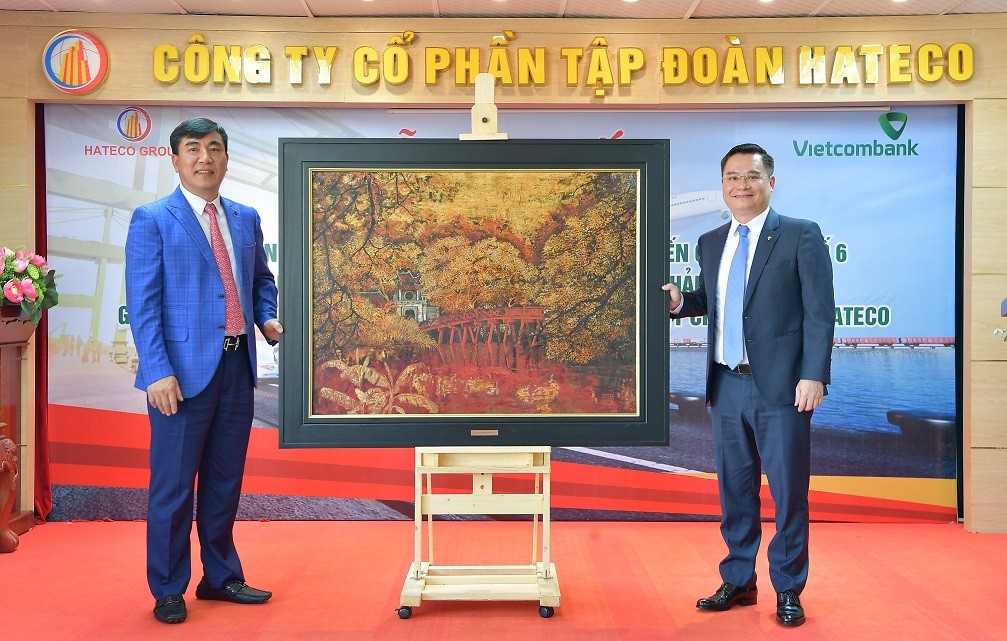 Ông Nguyễn Thanh Tùng – Phó Tổng giám đốc phụ trách BĐH Vietcombank (bên phải) tặng quà lưu niệm cho ông Trần Văn Kỳ - Chủ tịch HĐQT Hateco Group