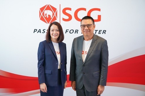 Ông Roongrote Rangsiyopash, Chủ tịch kiêm Giám đốc điều hành của SCG (bên phải) và Bà Chantanida Sarigaphuti, Phó Chủ tịch về Tài chính và Đầu tư kiêm Giám đốc tài chính của SCG (bên trái)