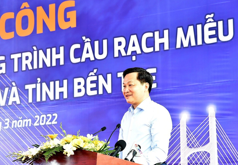 Phó Thủ tướng Chính phủ Lê Minh Khái dự và phát biểu tại Lễ khởi công Dự án đầu tư xây dựng công trình cầu Rạch Miễu 2 nối tỉnh Tiền Giang và Bến Tre - Ảnh: VGP/Trần Mạnh.