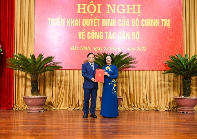 Trưởng Ban Tổ chức Trung ương Trương Thị Mai trao Quyết định cho đồng chí Nguyễn Anh Tuấn