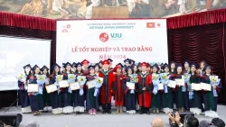 32 tân cử nhân được Trường Đại học Việt Nhật trao Bằng tốt nghiệp