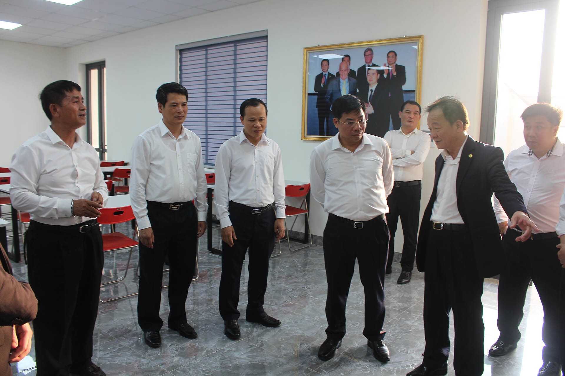 : Lãnh đạo tỉnh Bắc Giang và ông Đỗ Quang Hiển - Chủ tịch Ủy ban Chiến lược Tập đoàn T&T Group, thăm cơ sở vật chất của Trung tâm đào tạo bóng đá trẻ Bắc Giang. 