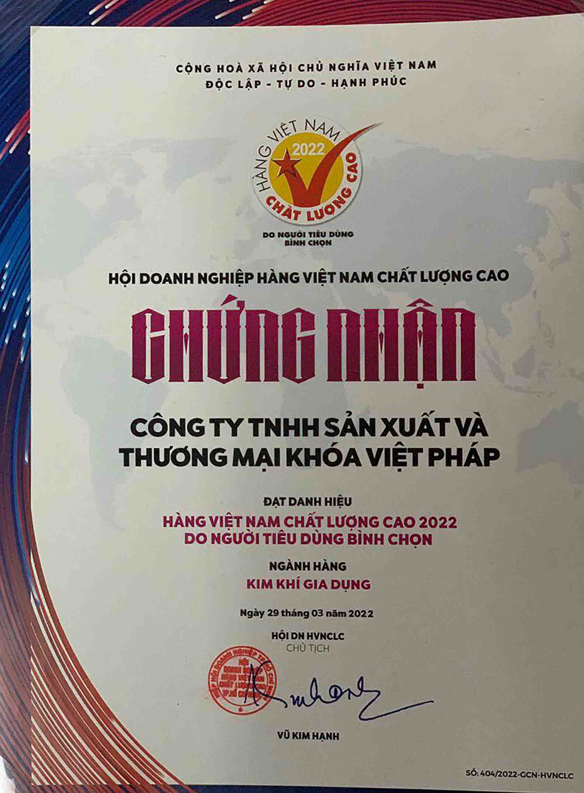 Công ty TNHH sản xuất và thương mại khóa Việt Pháp được trao bằng chứng nhận hàng Việt Nam chất lượng cao 2022 do người tiêu dùng bình chọn trong ngành hàng kim khí gia dụng.