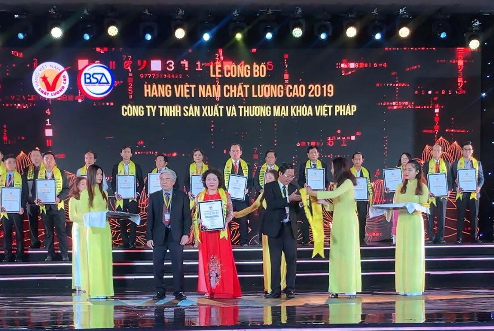 Tổng Giám đốc Công ty TNHH sản xuất và thương mại khóa Việt Pháp Dương Thị Hà nhận bằng chứng nhận Hàng Việt Nam chất lượng cao 2019.