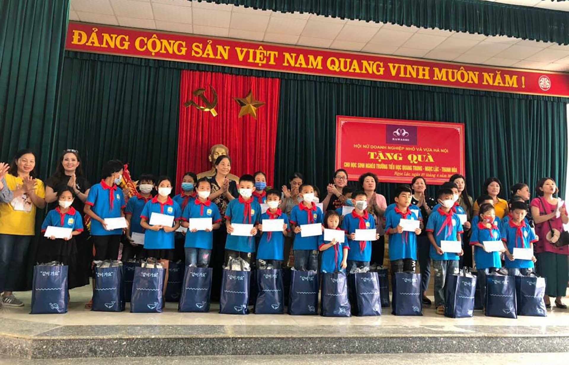 Cùng với Hội nữ doanh nghiệp nhỏ và vừa thành phố Hà Nội, bà Dương Thị Hà đã nhiều lần đi đến nhiều tỉnh, thành trong cả nước để giúp đỡ, trao tặng quà ủng hộ, giúp đỡ những hoàn cảnh khó khăn.