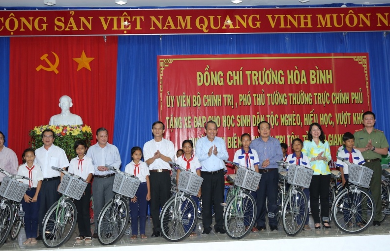 Phó Thủ tướng Trương Hòa Bình động viên trẻ em nghèo hiếu học An Giang