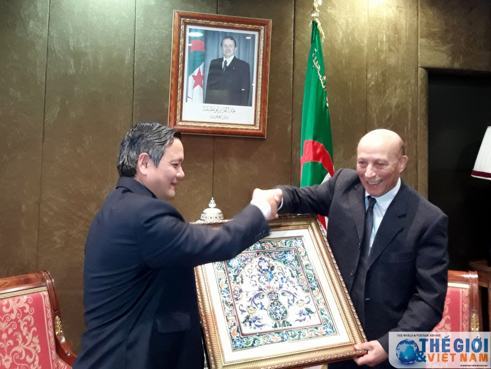 Đại sứ Phạm Quốc Trụ chào xã giao Chủ tịch Hạ viện Algeria