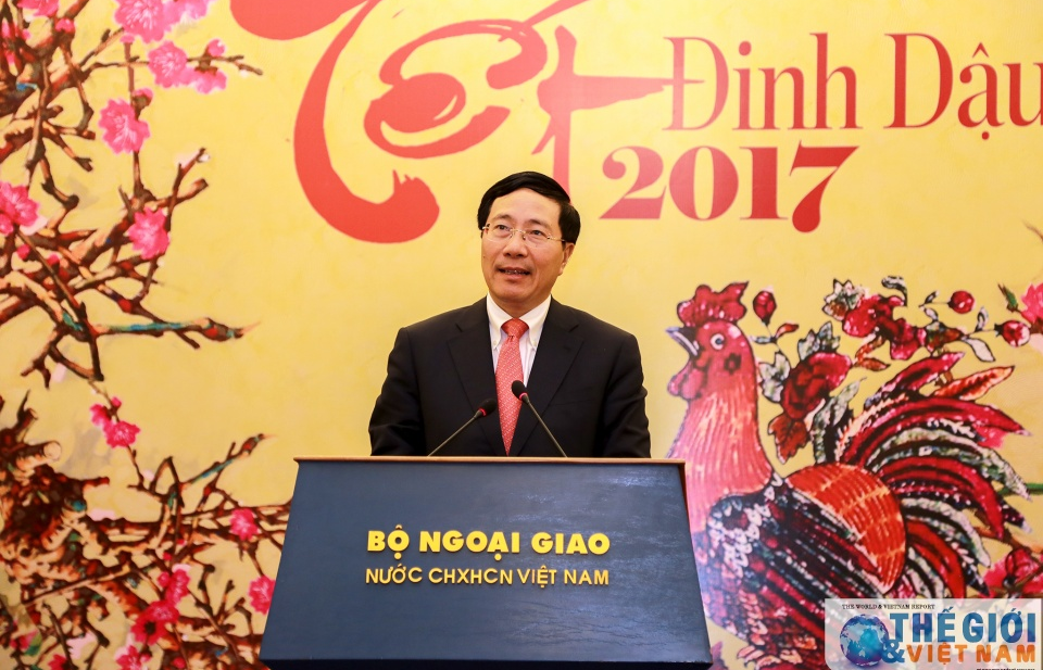 Phó Thủ tướng Phạm Bình Minh gặp mặt báo chí nhân dịp năm mới