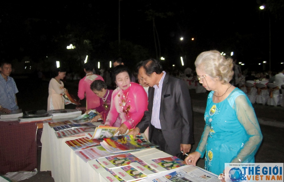 Đại sứ quán Việt Nam tại Lào tổ chức quầy báo Xuân Đinh Dậu