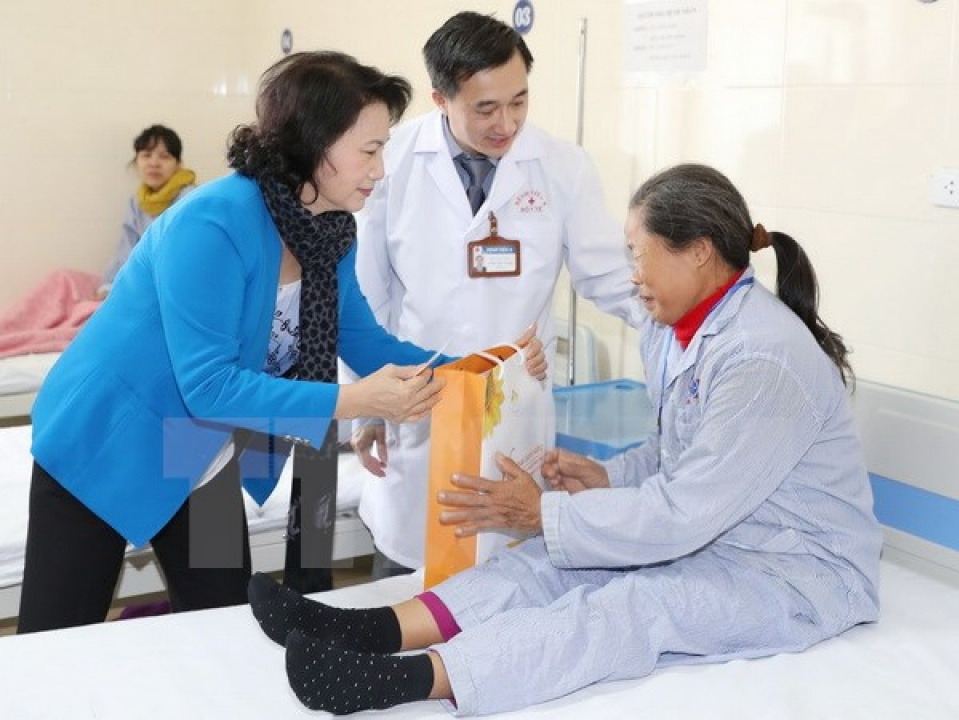 Chủ tịch Quốc hội Nguyễn Thị Kim Ngân thăm bệnh nhân ung thư