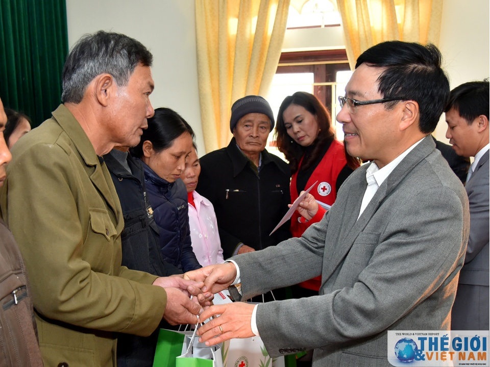 Phó Thủ tướng Phạm Bình Minh thăm các gia đình chính sách tại Nam Định