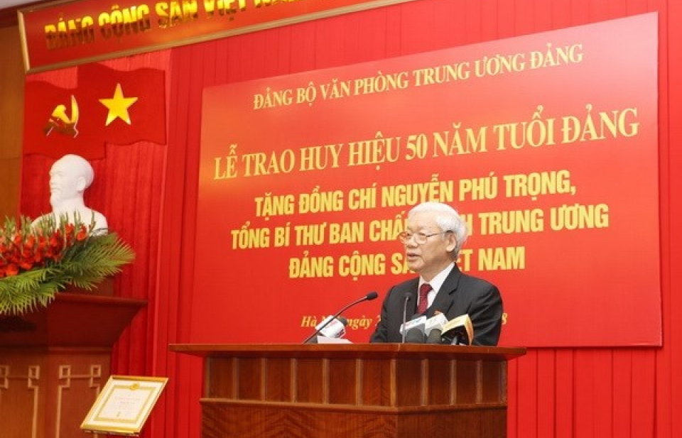 Trao Huy hiệu 50 năm tuổi Đảng cho Tổng Bí thư Nguyễn Phú Trọng