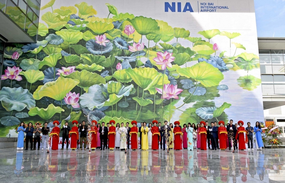 Tranh hoa sen ở sân bay Nội Bài đoạt huy chương Vàng Thiết kế quốc tế
