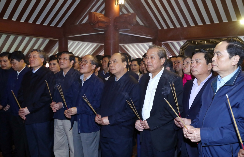Thủ tướng dâng hương tưởng nhớ Chủ tịch Hồ Chí Minh tại Ba Vì