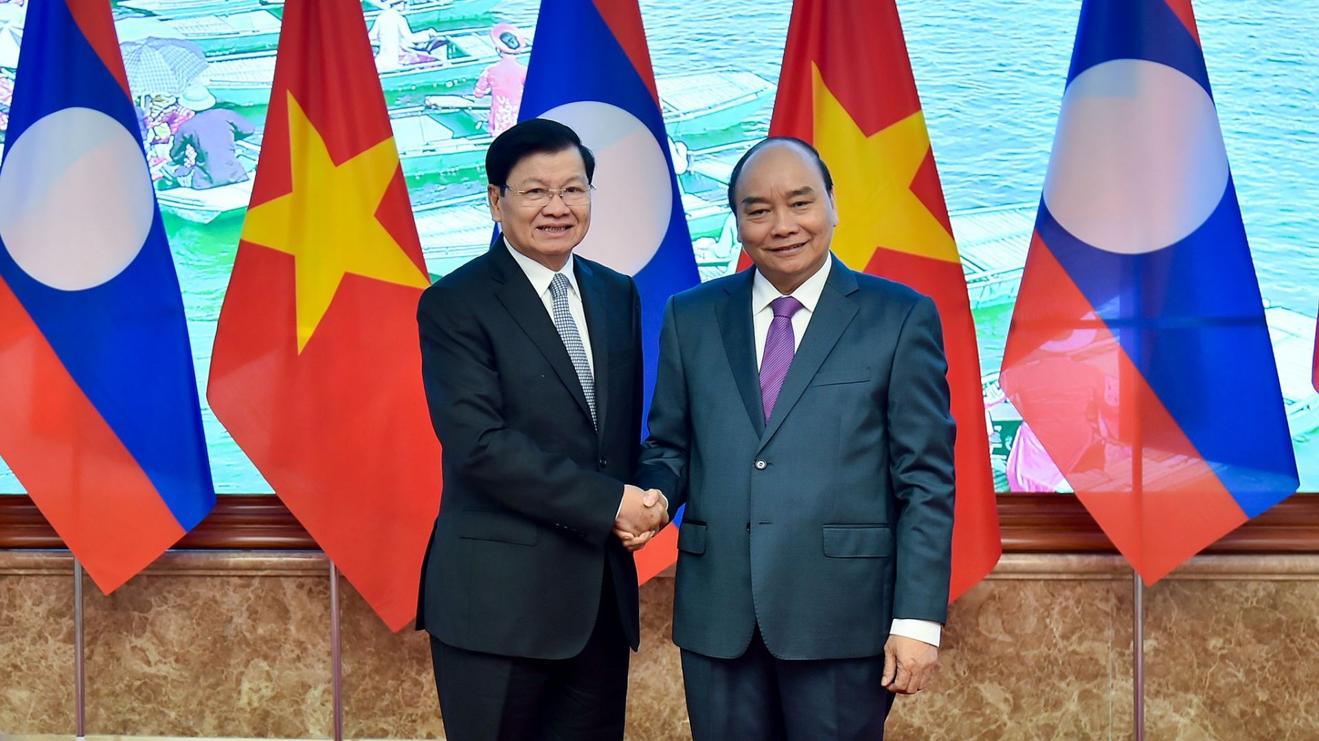 Thủ tướng Lào gửi điện chúc mừng Thủ tướng Chính phủ Nguyễn Xuân Phúc