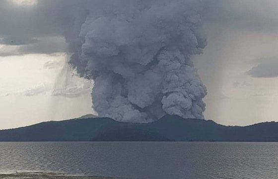 Núi lửa Taal phun tro, Philippines sơ tán hàng nghìn người