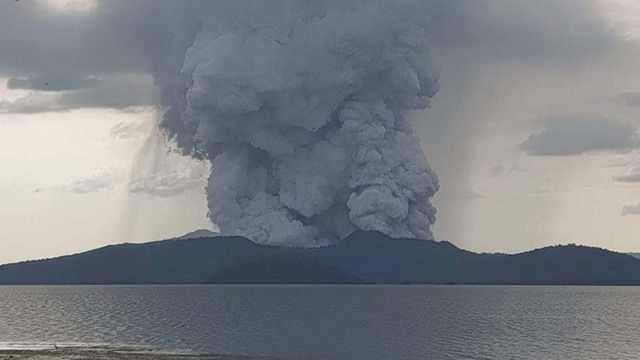 Núi lửa Taal phun tro, Philippines sơ tán hàng nghìn người