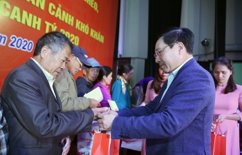 Phó Thủ tướng Phạm Bình Minh trao quà cho các gia đình chính sách tại Hải Dương