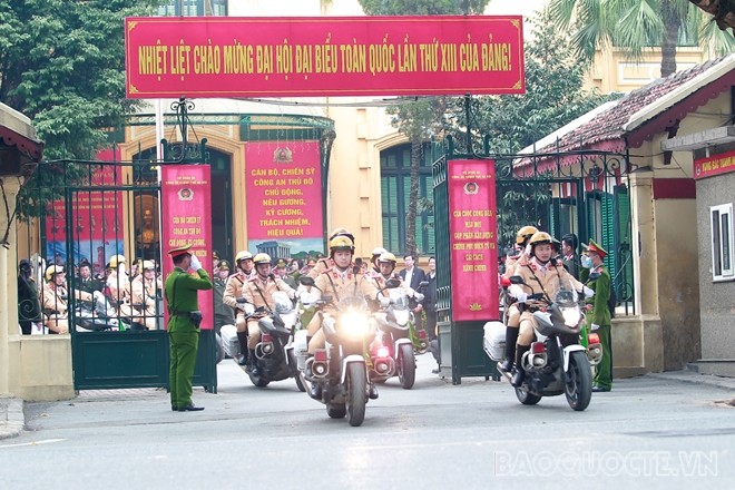 Hà Nội tưng bừng cờ hoa chào đón Đại hội XIII của Đảng.