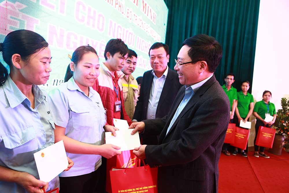 Phó Thủ tướng tặng quà cho công nhân. (Ảnh VGP/Hải Minh)