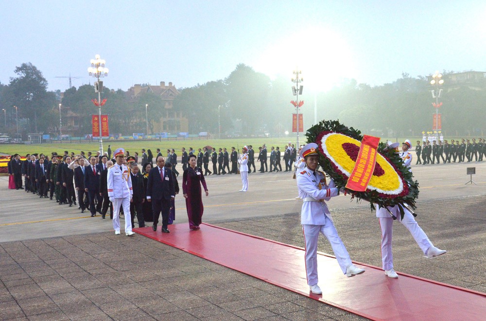 Các đại biểu dự Đại hội XIII của Đảng vào Lăng viếng Chủ tịch Hồ Chí Minh