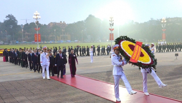 13th National Party Congress delegates pay tribute to President Ho Chi Minh