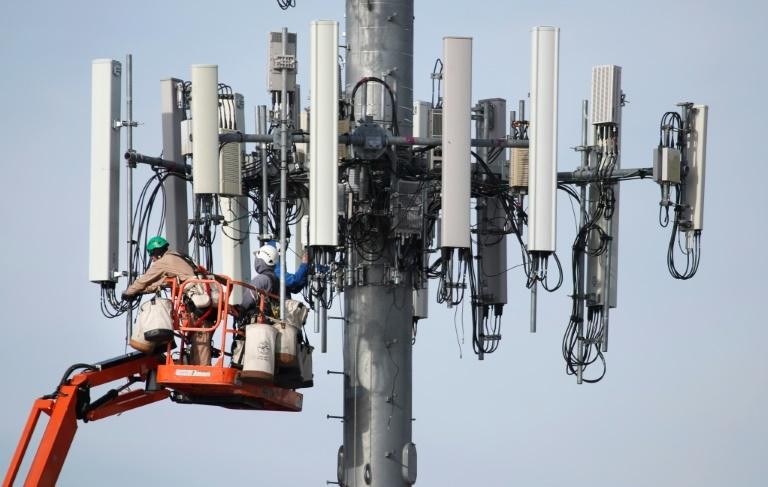 Nhân viên hãng Verizon đang lắp đặt tháp thu phát mạng 5G ở Orem, Utah, Mỹ. (Nguồn: AFP)