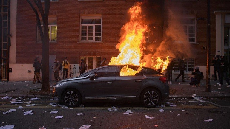 Hàng loạt xe hơi bị đốt cháy ở Pháp trước thềm năm mới (Ảnh: Getty).