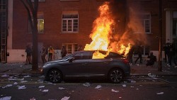Pháp: Gần 900 xe ô tô bị đốt vào đêm Giao thừa, tạm giữ 441 người