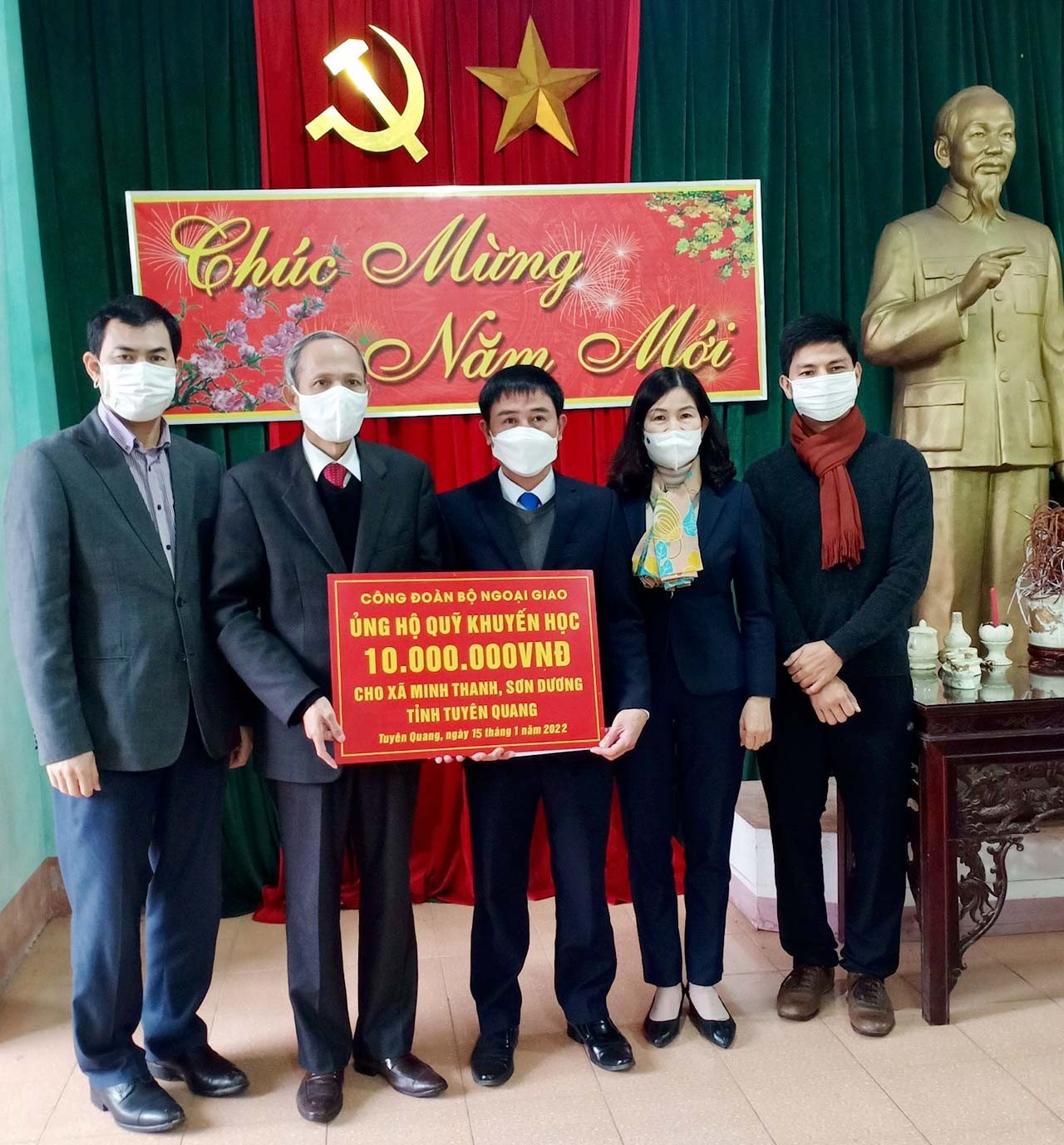 Đoàn công tác của Bộ Ngoại giao làm việc tại tỉnh Tuyên Quang và dâng hương tại Khu di tích Bộ