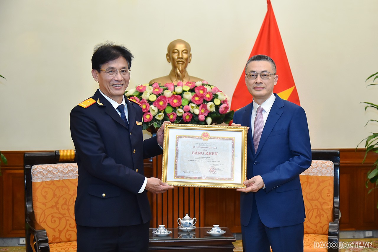Trao tặng Bằng khen của Bộ trưởng Ngoại giao cho ông Đặng Ngọc Minh, Phó Tổng cục trưởng Tổng cục Thuế