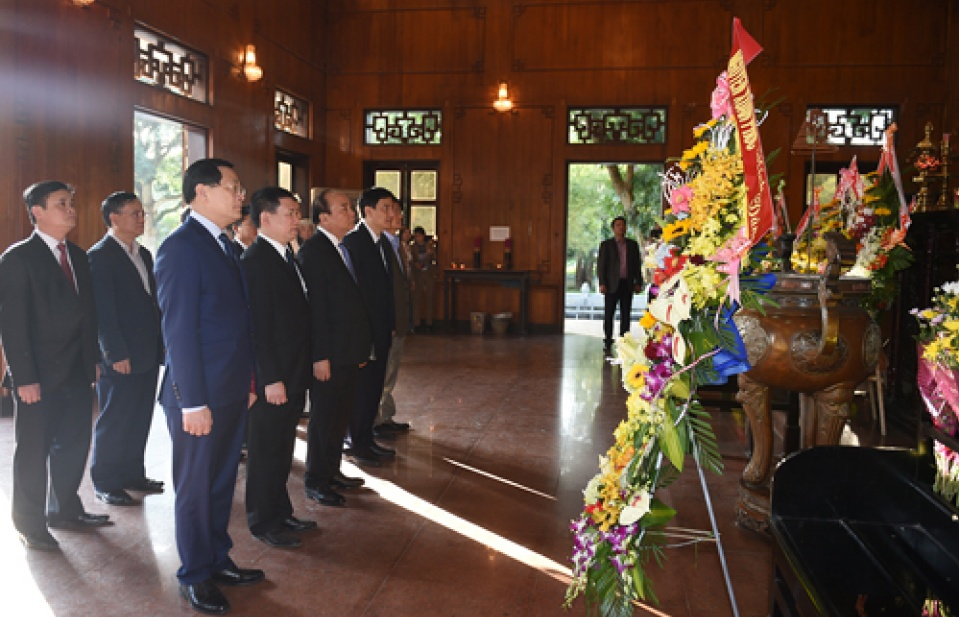 Thủ tướng đến dâng hương tưởng niệm Chủ tịch Hồ Chí Minh