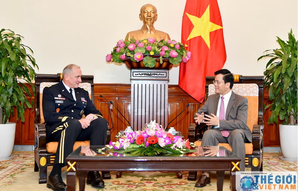 Thứ trưởng Hà Kim Ngọc tiếp Tư lệnh Lục quân Thái Bình Dương Hoa Kỳ
