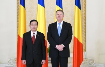 Đại sứ  Đặng Trần Phong trình Ủy nhiệm thư lên Tổng thống Romania