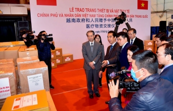 Việt Nam trao trang thiết bị, vật tư y tế tặng Trung Quốc chống dịch bệnh virus corona