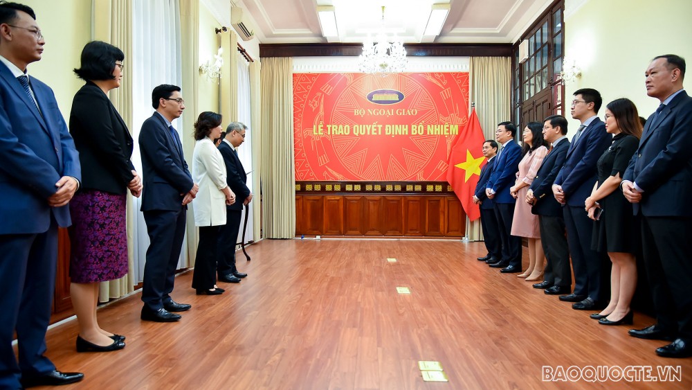 Tham dự buổi lễ trao quyết định còn có Trợ lý Bộ trưởng kiêm Vụ trưởng Vụ Tổ chức Cán bộ Phạm Quang Hiệu và thủ trưởng các đơn vị có liên quan.