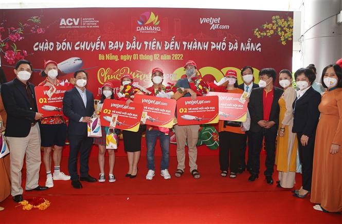 Ban tổ chức tặng hoa, quà chúc mừng những vị khách đến Đà Nẵng xông đất ngày đầu xuân mới Nhâm Dần 2022. (Ảnh: Trần Lê Lâm)