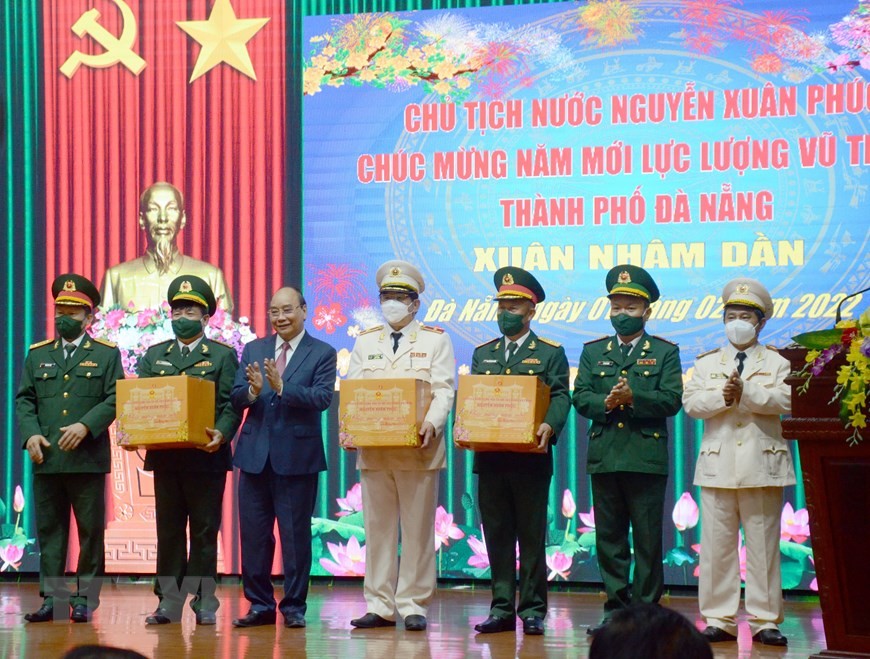Chủ tịch nước Nguyễn Xuân Phúc tặng quà Tết động viên các lực lượng vũ trang thành phố Đà Nẵng. (Nguồn: TTXVN)