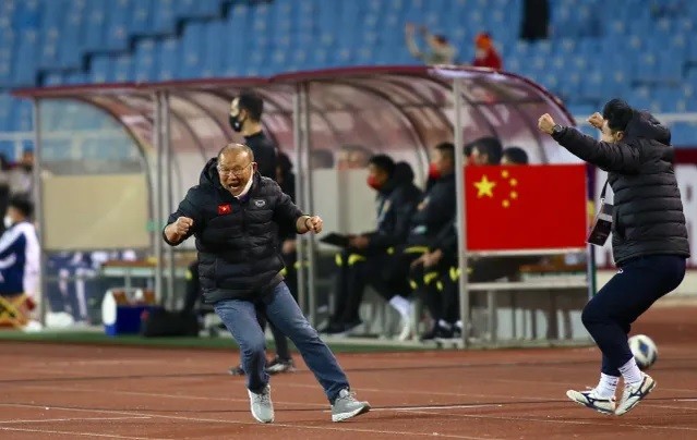 Chiến thắng 3-1 trước đội tuyển Trung Quốc, HLV Park Hang Seo cảm ơn cầu thủ và người hâm mộ Việt Nam. (Nguồn: bongda24h.vn)