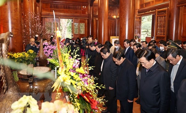 Thủ tướng Phạm Minh Chính dâng hương tưởng niệm Chủ tịch Hồ Chí Minh tại Khu Di tích Kim Liên. (Ảnh: Dương Giang/TTXVN)